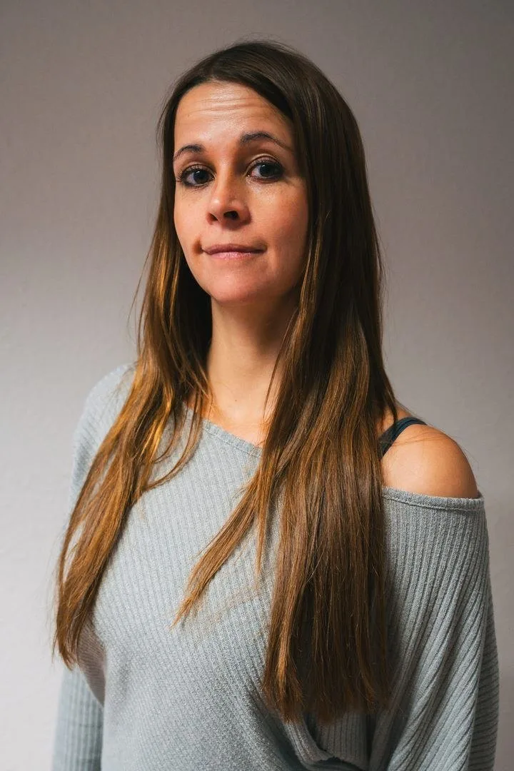 Rebecca Lange im grauen Pullover vor hellem Hintergrund