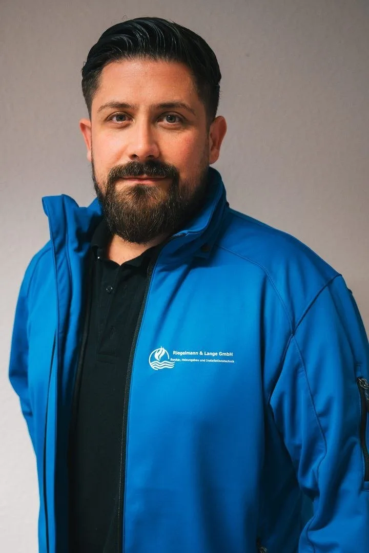 Maurizio Patete in blauer Jacke mit dem Logo von Riegelmann & Lange